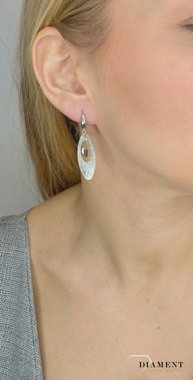 Długie złote kolczyki z ozdobnymi kółkami wykonanymi z białego złota..jpg