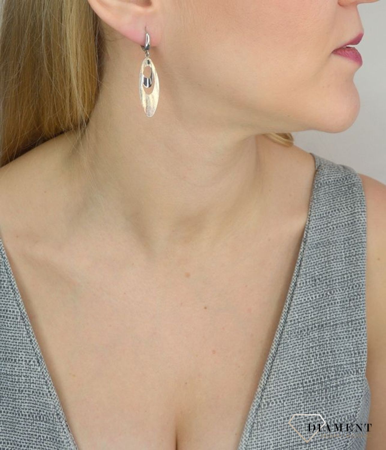 Długie złote kolczyki z ozdobnymi kółkami wykonanymi z białego złota..jpg