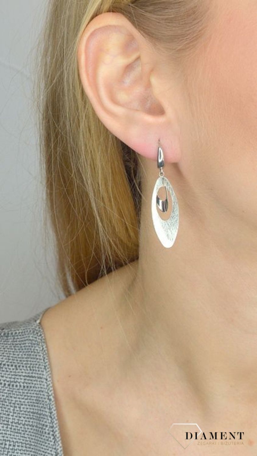 Długie złote kolczyki z ozdobnymi kółkami wykonanymi z białego złota..jpg