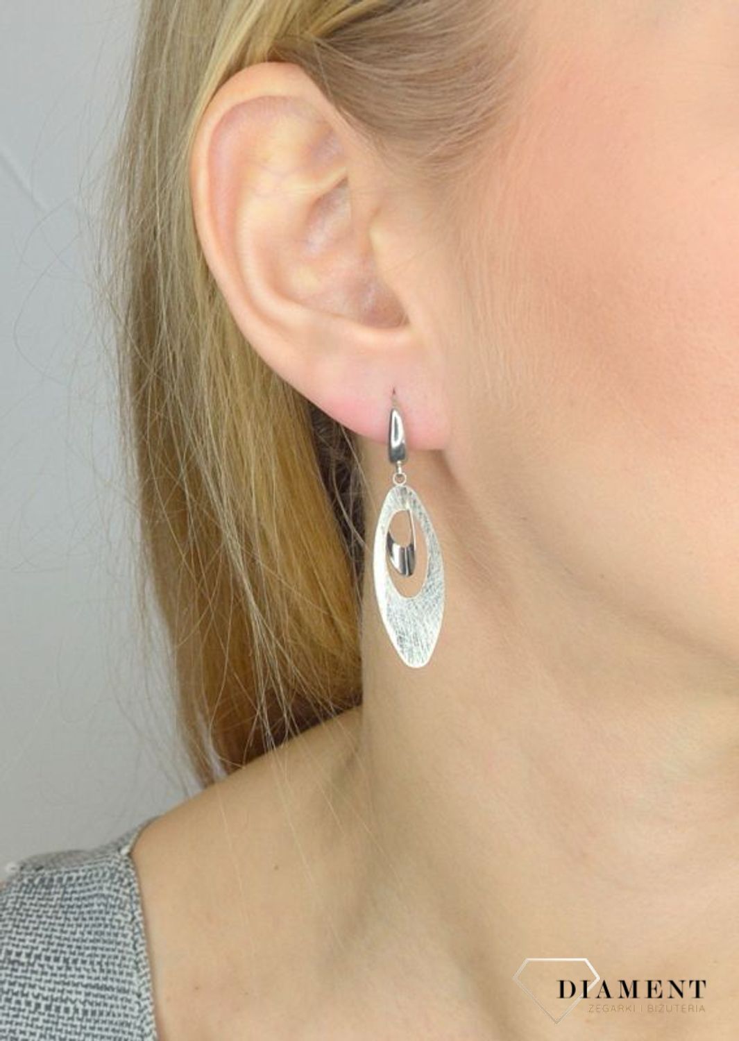 Długie złote kolczyki z ozdobnymi kółkami wykonanymi z białego złota..jpg