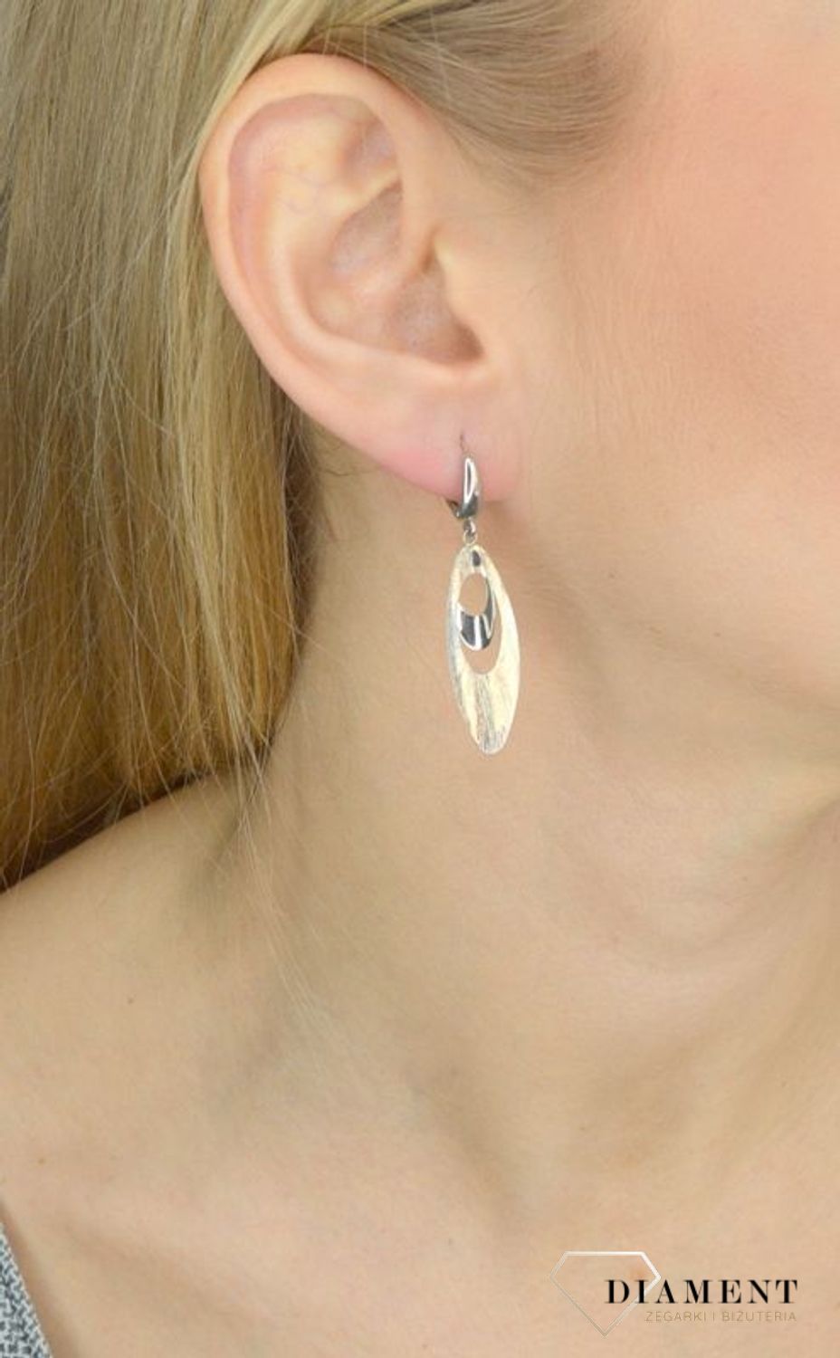 Długie złote kolczyki z ozdobnymi kółkami wykonanymi z białego złota..jpg