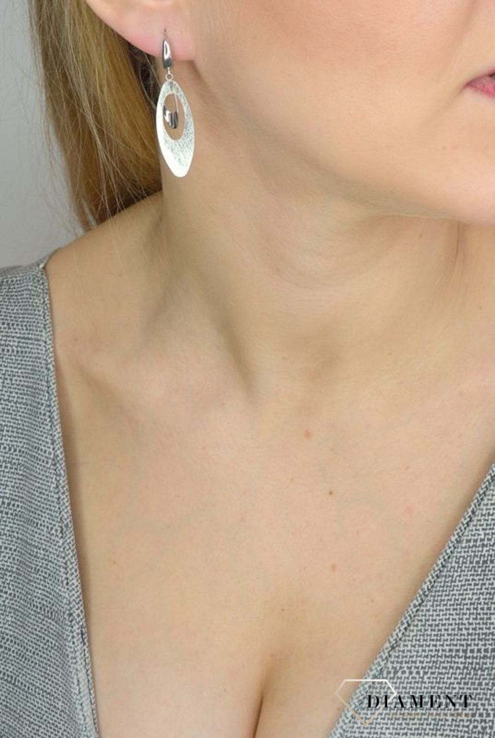 Długie złote kolczyki z ozdobnymi kółkami wykonanymi z białego złota..jpg