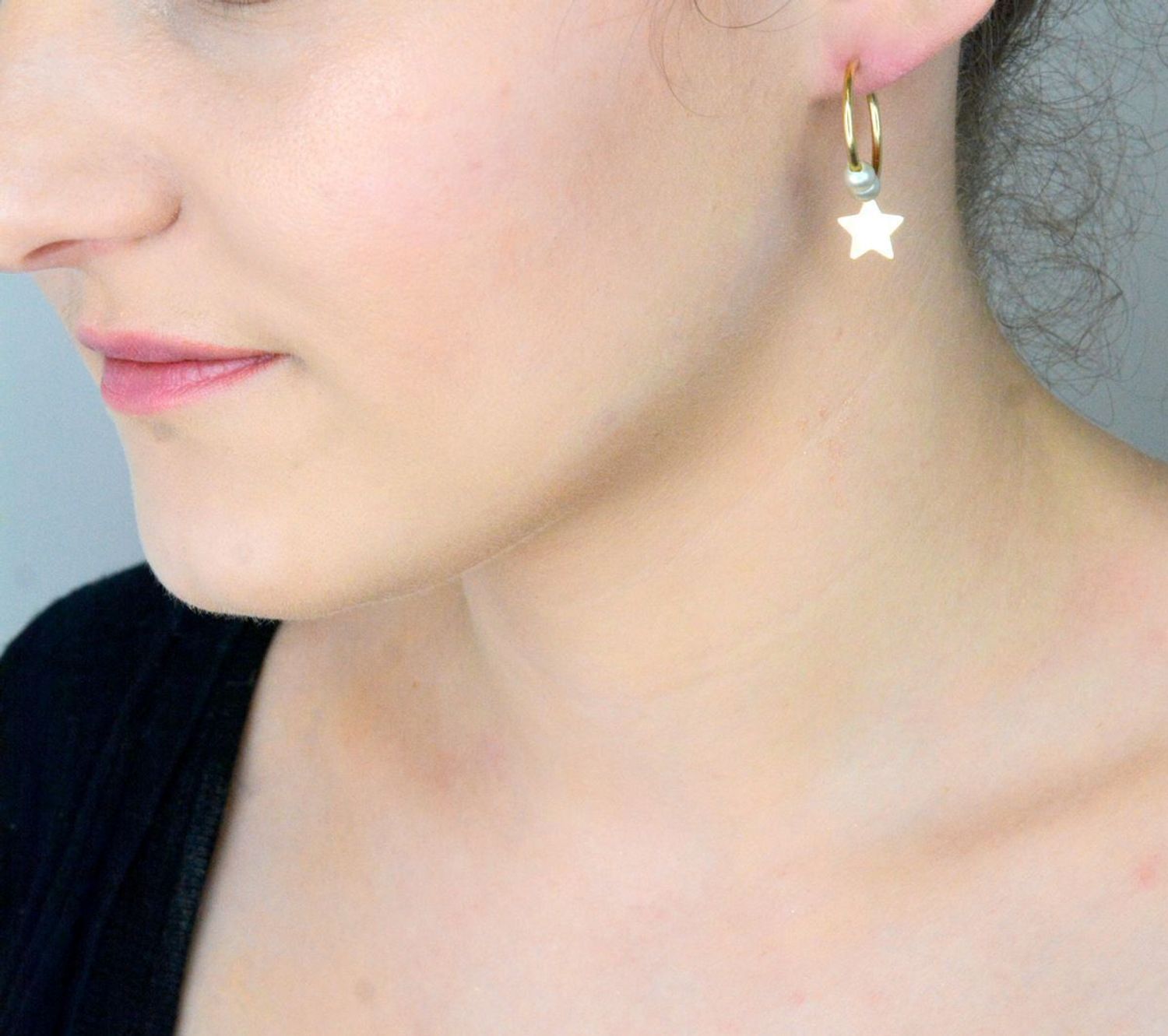 Kolczyki złote 585 koła z gwiazdką i perełkami DIA-KLC-2615-585 Damskie kolczyki wykonane ze złota próby 585. Kolczyki delikatne kółeczka z zawieszką płaską blaszką w kształcie gwiazdki.jpg