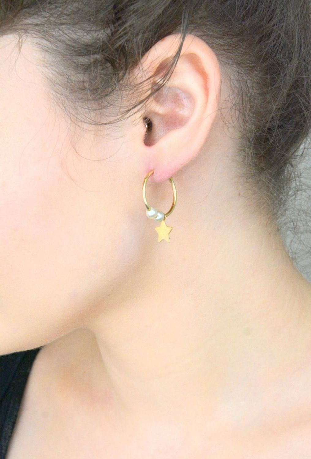 Kolczyki złote 585 koła z gwiazdką i perełkami DIA-KLC-2615-585 Damskie kolczyki wykonane ze złota próby 585. Kolczyki delikatne kółeczka z zawieszką płaską blaszką w kształcie gwiazdki.jpg