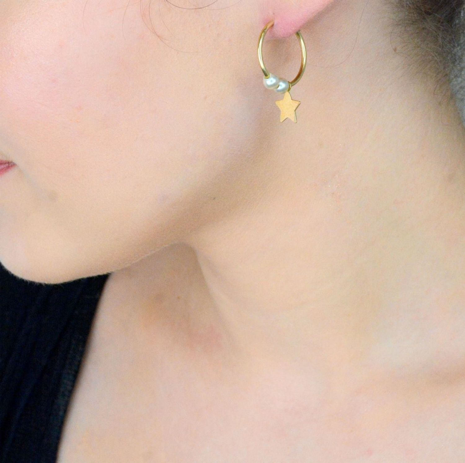 Kolczyki złote 585 koła z gwiazdką i perełkami DIA-KLC-2615-585 Damskie kolczyki wykonane ze złota próby 585. Kolczyki delikatne kółeczka z zawieszką płaską blaszką w kształcie gwiazdki.jpg