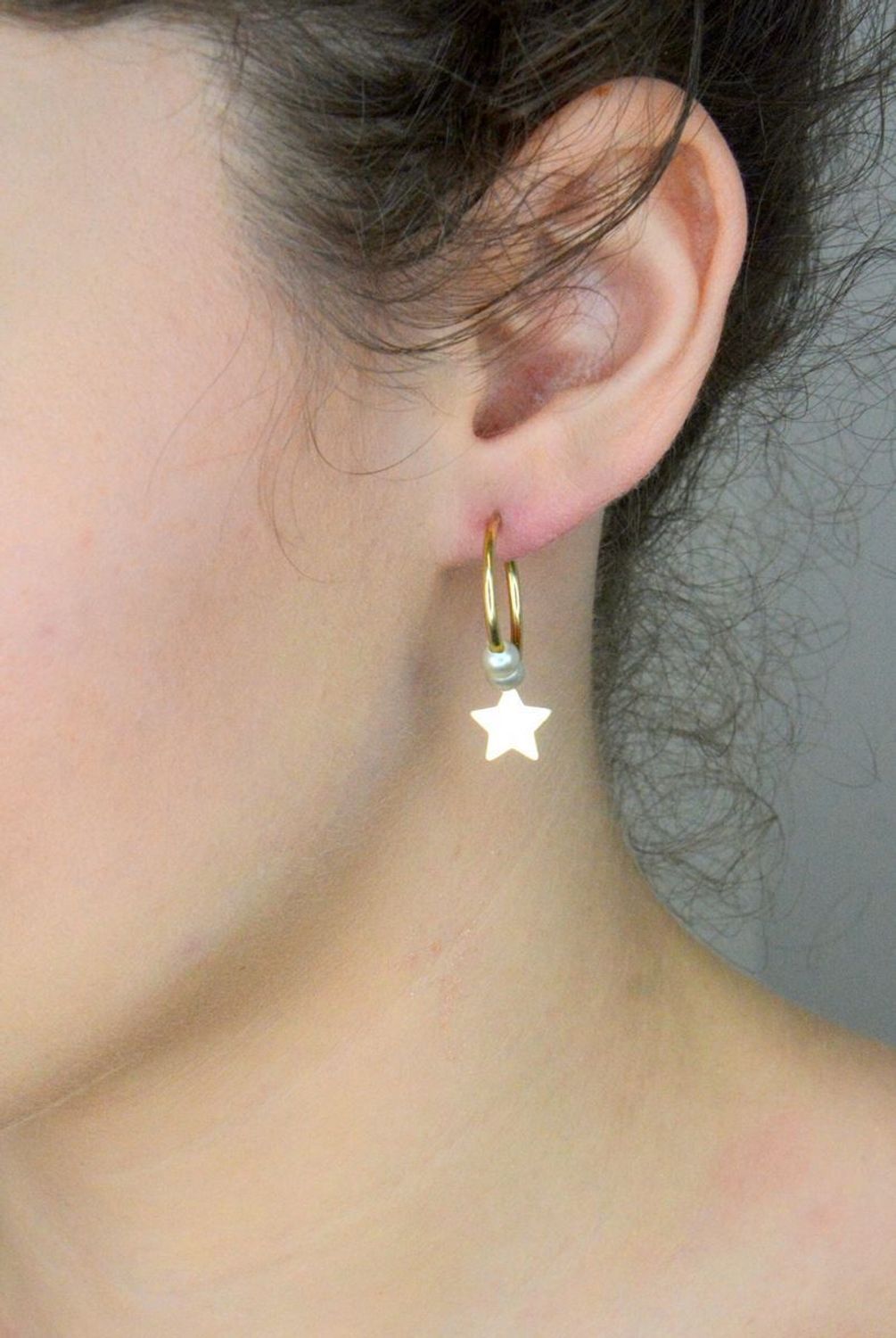 Kolczyki złote 585 koła z gwiazdką i perełkami DIA-KLC-2615-585 Damskie kolczyki wykonane ze złota próby 585. Kolczyki delikatne kółeczka z zawieszką płaską blaszką w kształcie gwiazdki.jpg