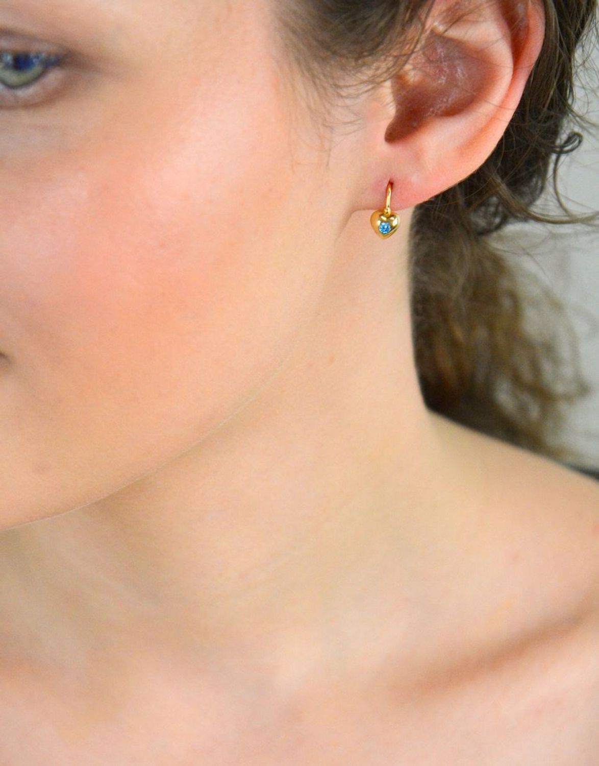 Złote kolczyki wiszące serduszka z błękitną cyrkonią DIA-KLC-2630-585 Kolczyki złote w Sklepie z Biżuterią zegarki-diament.pl✓ Piękne Kolczyki dla Kobiet✓ Prawdziwe Złoto✓1.jpg