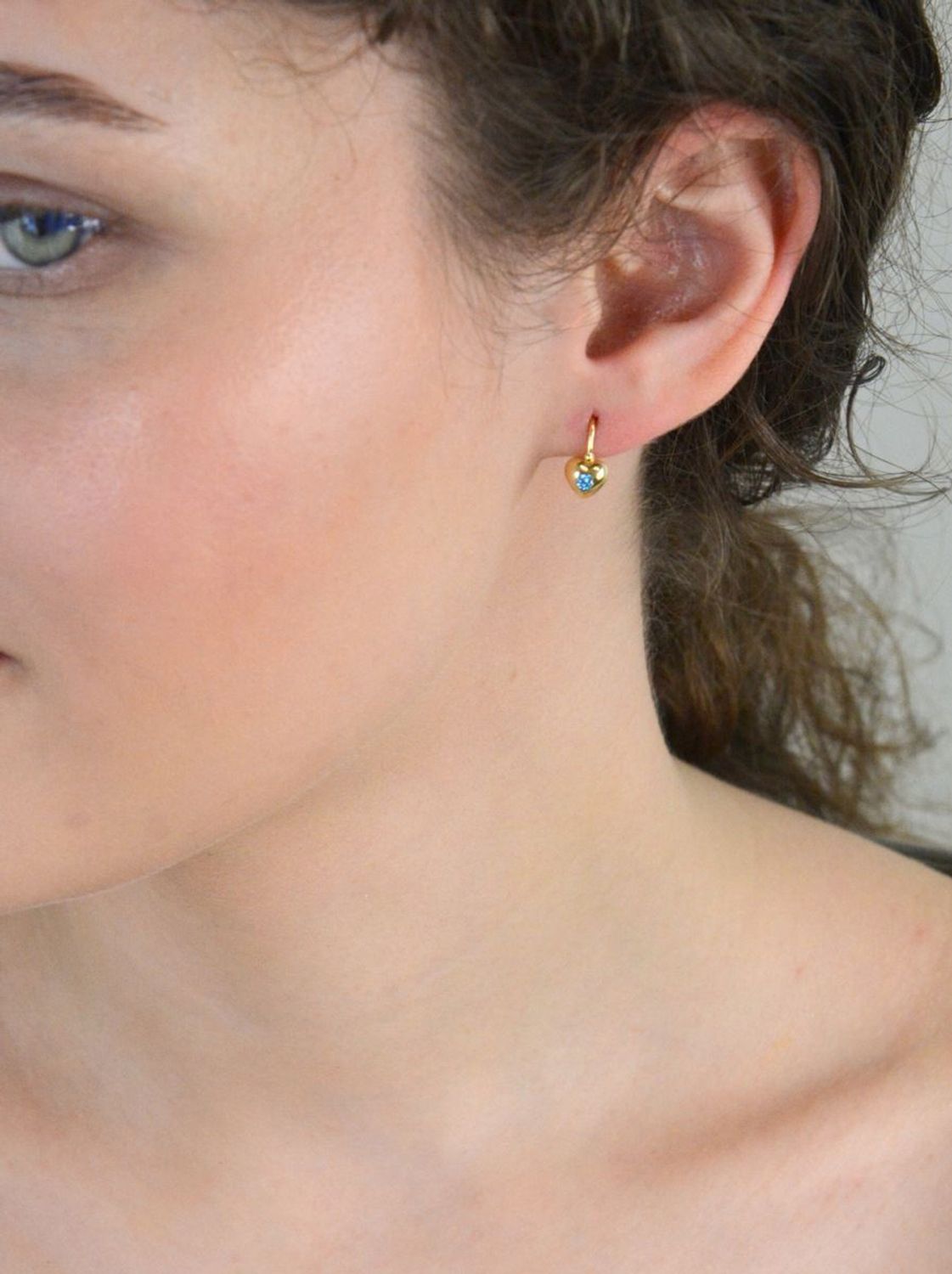 Złote kolczyki wiszące serduszka z błękitną cyrkonią DIA-KLC-2630-585 Kolczyki złote w Sklepie z Biżuterią zegarki-diament.pl✓ Piękne Kolczyki dla Kobiet✓ Prawdziwe Złoto✓1.jpg