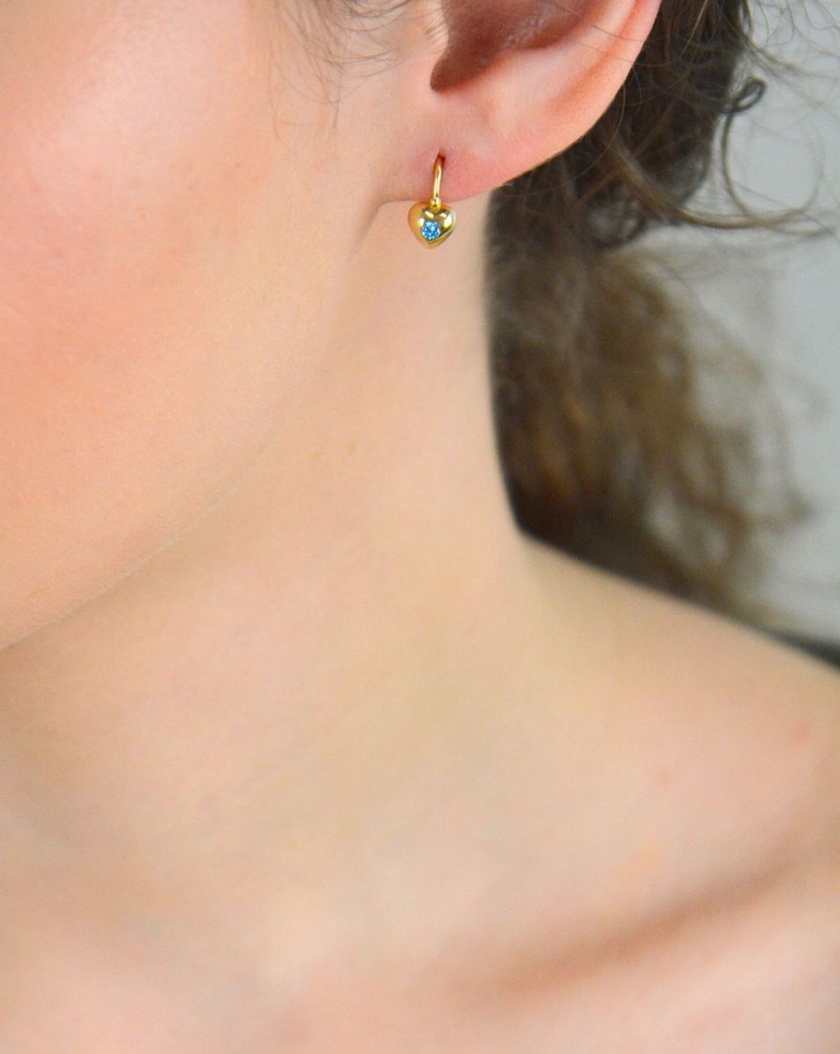 Złote kolczyki wiszące serduszka z błękitną cyrkonią DIA-KLC-2630-585 Kolczyki złote w Sklepie z Biżuterią zegarki-diament.pl✓ Piękne Kolczyki dla Kobiet✓ Prawdziwe Złoto✓1.jpg