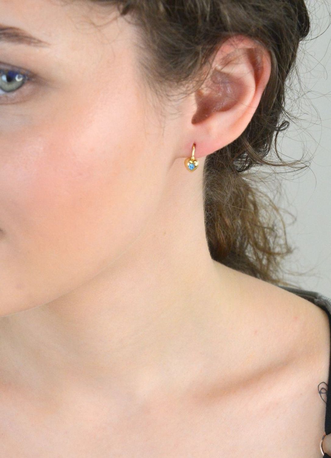 Złote kolczyki wiszące serduszka z błękitną cyrkonią DIA-KLC-2630-585 Kolczyki złote w Sklepie z Biżuterią zegarki-diament.pl✓ Piękne Kolczyki dla Kobiet✓ Prawdziwe Złoto✓1.jpg