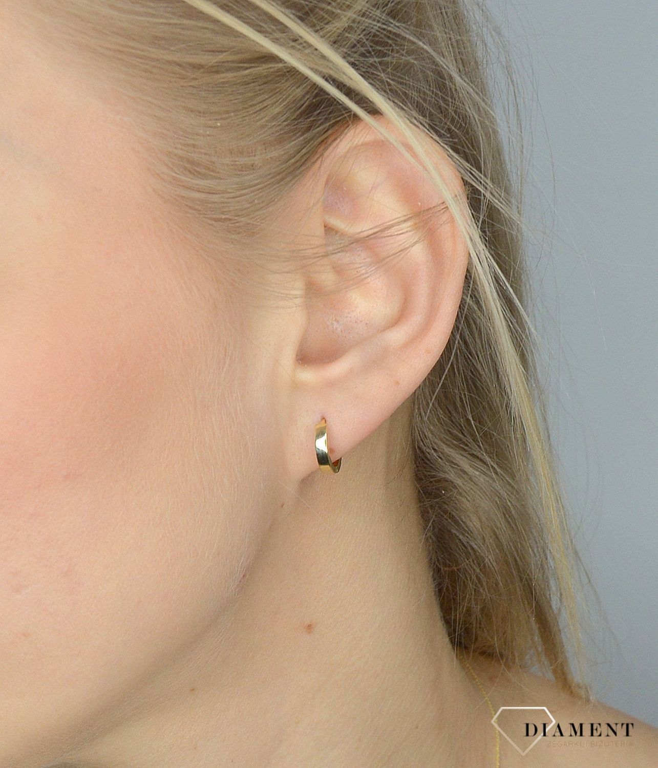 Złote kolczyki 585 szerokie, malutkie kółka DIA-KLC-2636-585. Eleganckie, złote kolczyki gładkie kółka wykonane z najwyższej próby złota 585..jpg