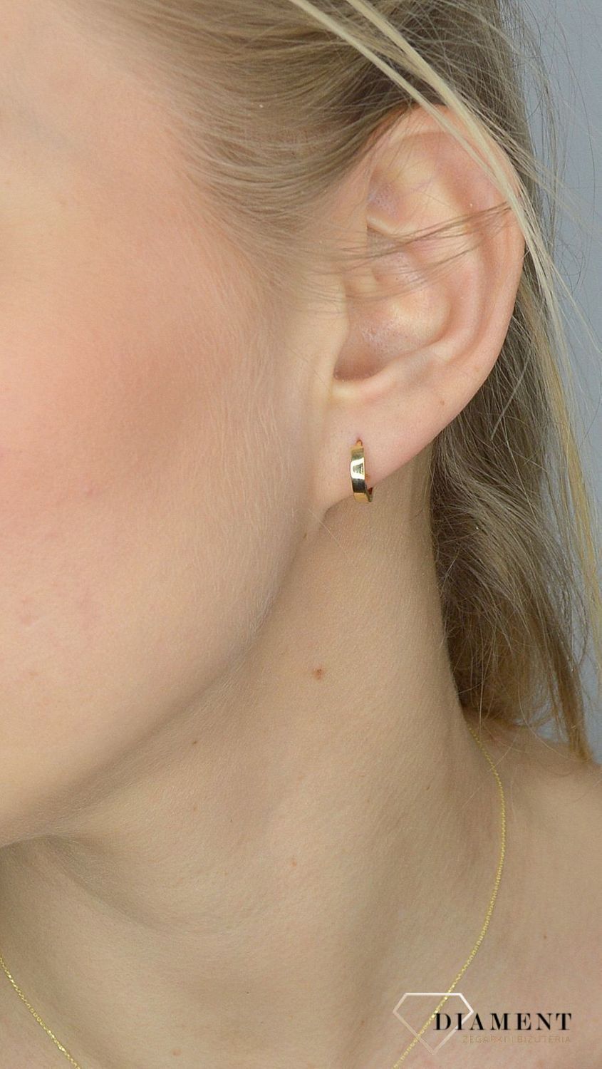 Złote kolczyki 585 szerokie, malutkie kółka DIA-KLC-2636-585. Eleganckie, złote kolczyki gładkie kółka wykonane z najwyższej próby złota 585..jpg