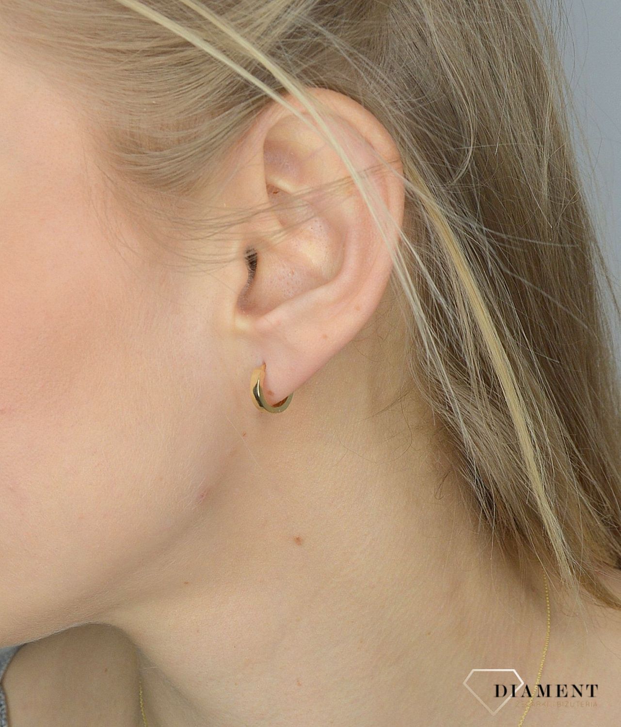 Złote kolczyki 585 szerokie, malutkie kółka DIA-KLC-2636-585. Eleganckie, złote kolczyki gładkie kółka wykonane z najwyższej próby złota 585..jpg