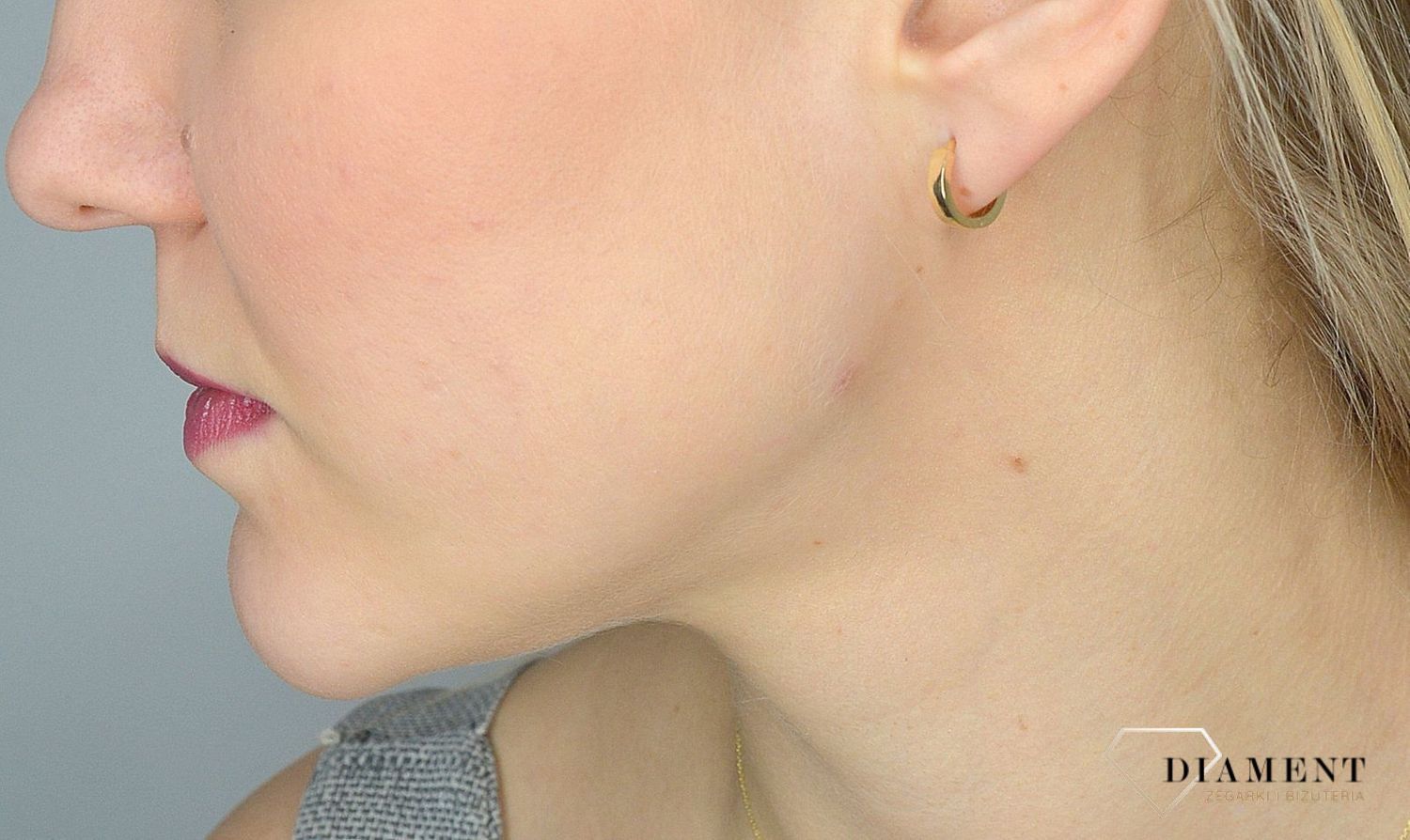 Złote kolczyki 585 szerokie, malutkie kółka DIA-KLC-2636-585. Eleganckie, złote kolczyki gładkie kółka wykonane z najwyższej próby złota 585..jpg