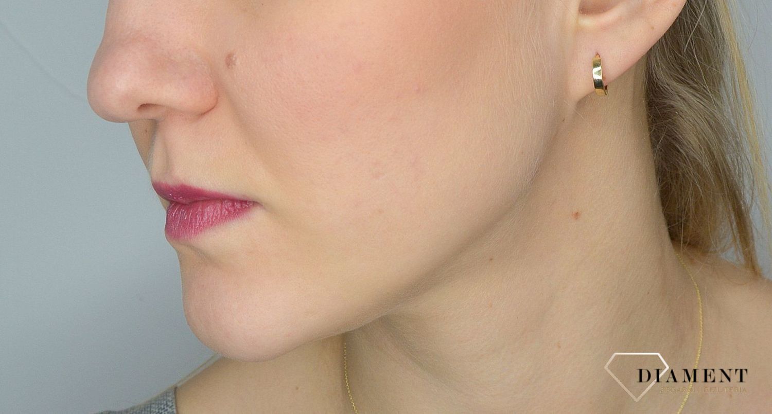 Złote kolczyki 585 szerokie, malutkie kółka DIA-KLC-2636-585. Eleganckie, złote kolczyki gładkie kółka wykonane z najwyższej próby złota 585..jpg