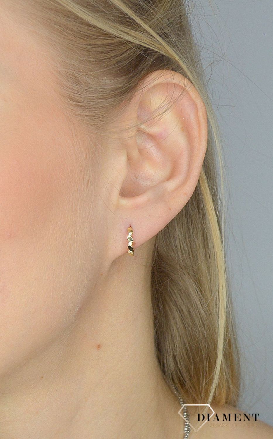 Złote kolczyki 585 drobne kółka z cyrkonią DIA-KLC-2646-585.jpg