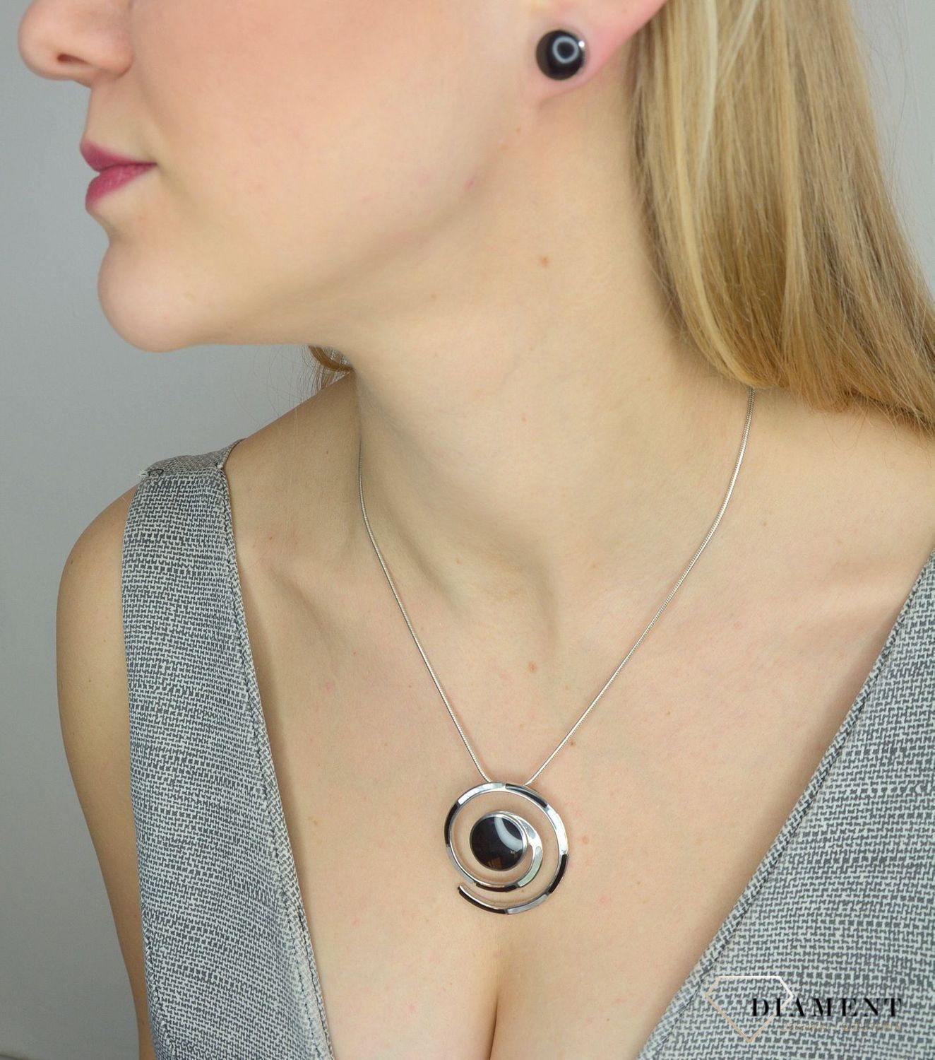 Kolczyki srebrne wkręcane z onyksem.jpg