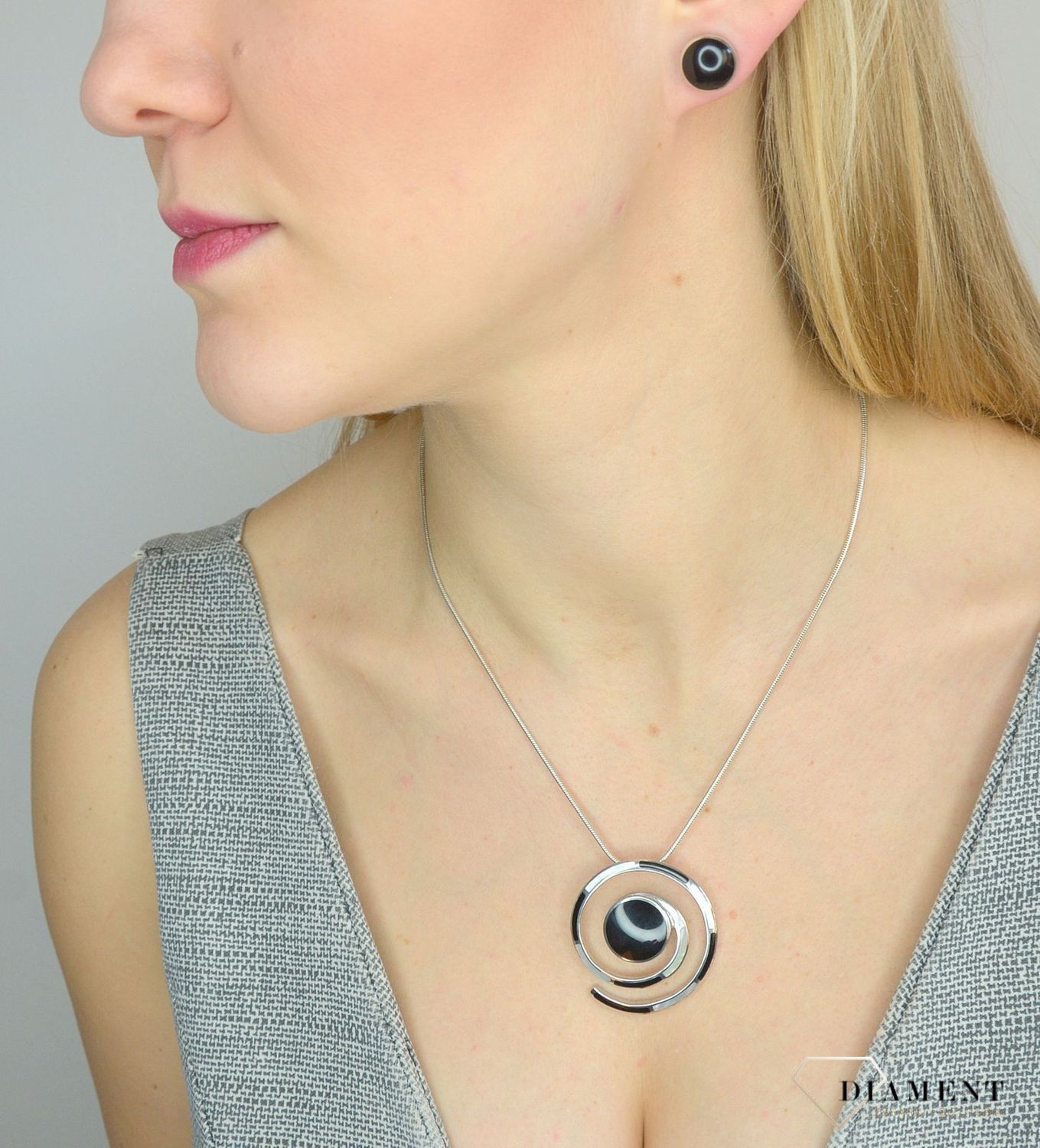 Kolczyki srebrne wkręcane z onyksem.jpg