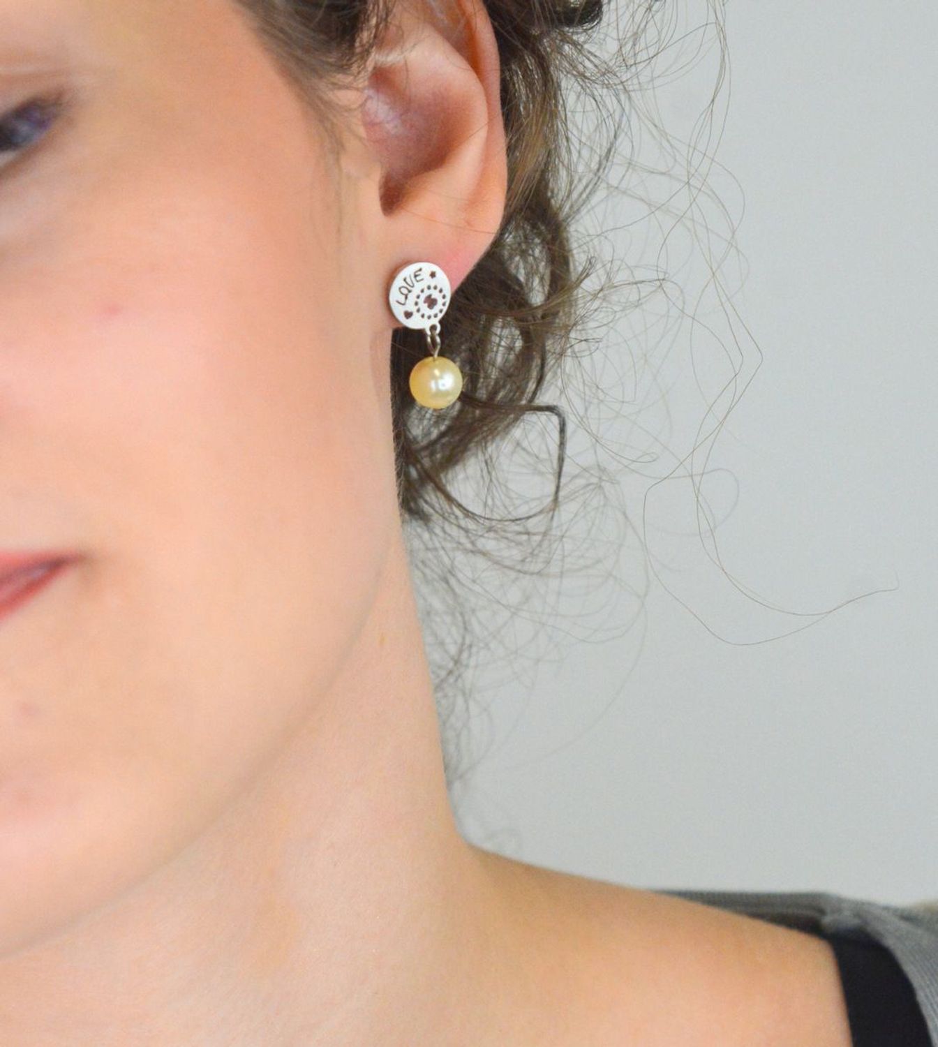 Stylowe kolczyki damskie ze stali nierdzewnej z napisem LOVE i perełką. Zapięcie na sztyft, wymiary 2,1 x 1,0 cm. Model DIA-KLC-2892-STAL – elegancja na co dzień!1.jpg