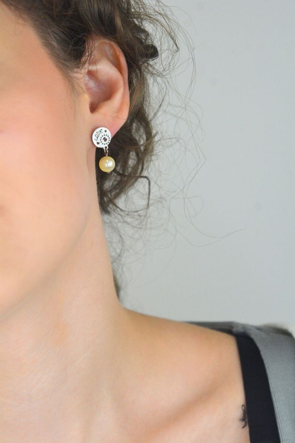 Stylowe kolczyki damskie ze stali nierdzewnej z napisem LOVE i perełką. Zapięcie na sztyft, wymiary 2,1 x 1,0 cm. Model DIA-KLC-2892-STAL – elegancja na co dzień!1.jpg