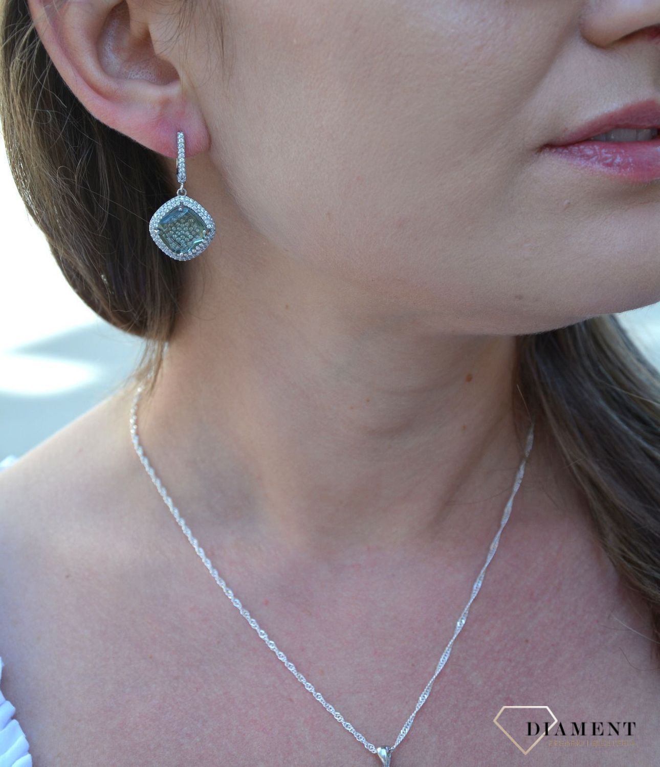 Srebrne kolczyki wiszące z cyrkoniami i zielonym kamieniem DIA-KLC-2953-925.jpg