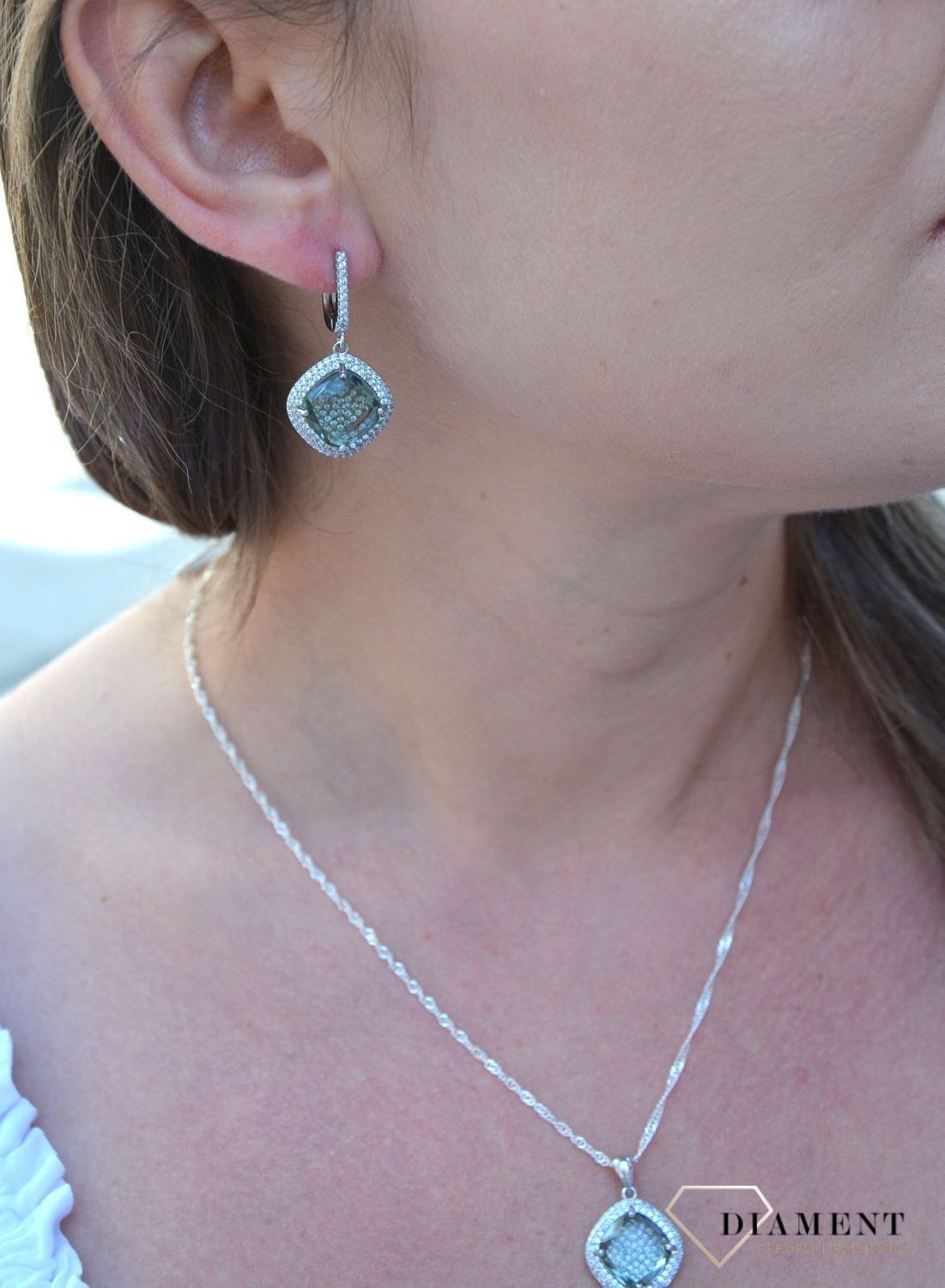 Srebrne kolczyki wiszące z cyrkoniami i zielonym kamieniem DIA-KLC-2953-925.jpg