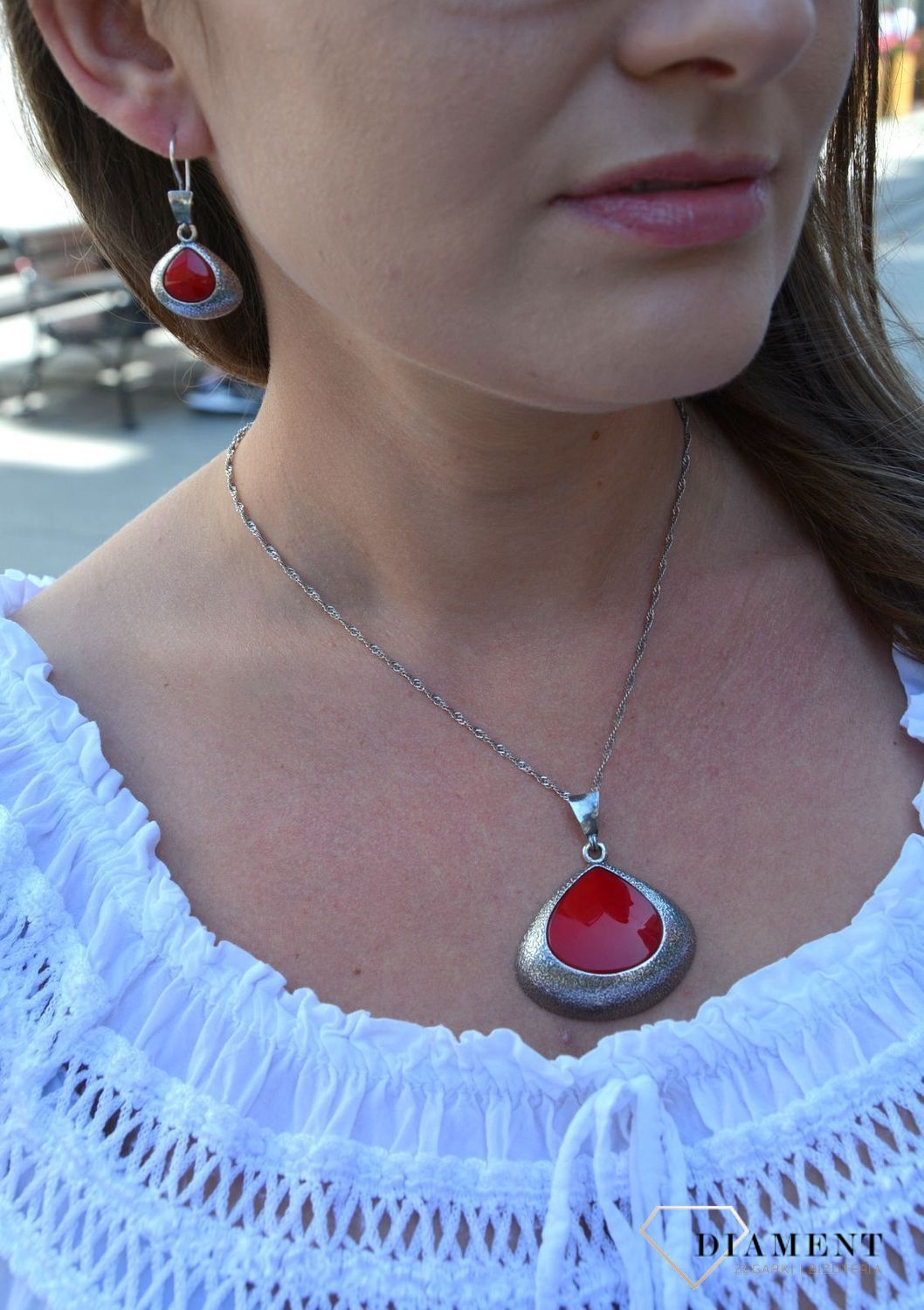 Kolczyki srebrne wiszące, oksydowane z czerwonym kamieniem DIA-KLC-2986-925.jpg