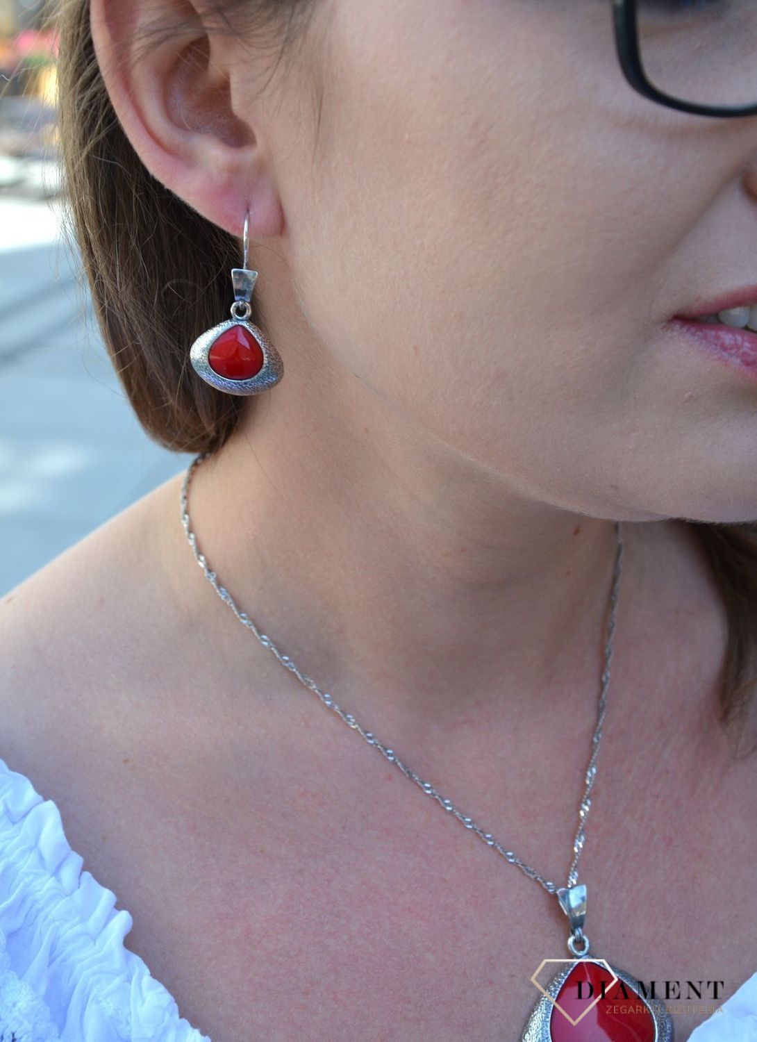 Kolczyki srebrne wiszące, oksydowane z czerwonym kamieniem DIA-KLC-2986-925.jpg