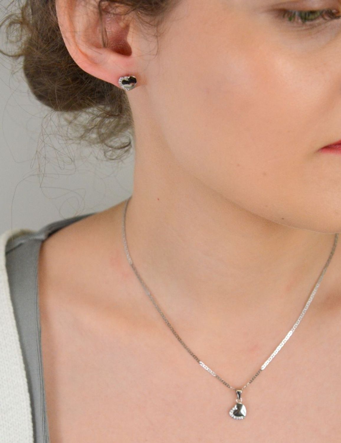 Kolczyki srebrne serca z cyrkoniami próba 925, DIA-KLC-300357-925 Romantyczne kolczyki srebrne w kształcie serc, wykonane z srebra próby 925, ozdobione subtelnymi cyrkoniami 1.jpg