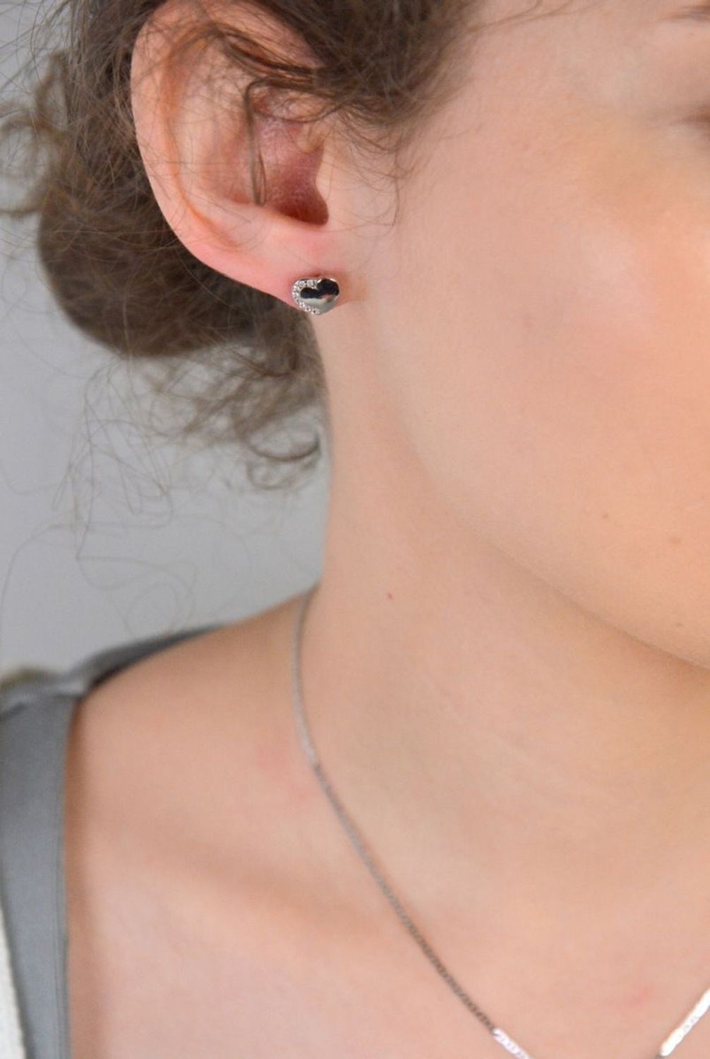 Kolczyki srebrne serca z cyrkoniami próba 925, DIA-KLC-300357-925 Romantyczne kolczyki srebrne w kształcie serc, wykonane z srebra próby 925, ozdobione subtelnymi cyrkoniami 1.jpg