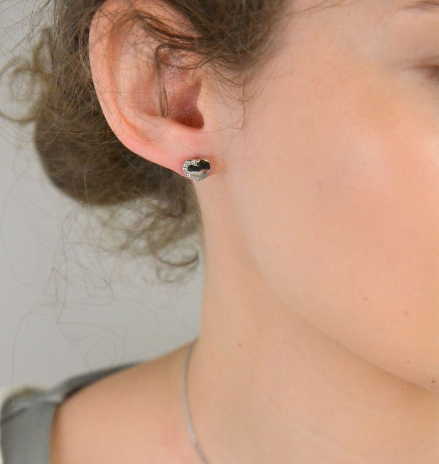 Kolczyki srebrne serca z cyrkoniami próba 925, DIA-KLC-300357-925 Romantyczne kolczyki srebrne w kształcie serc, wykonane z srebra próby 925, ozdobione subtelnymi cyrkoniami 1.jpg