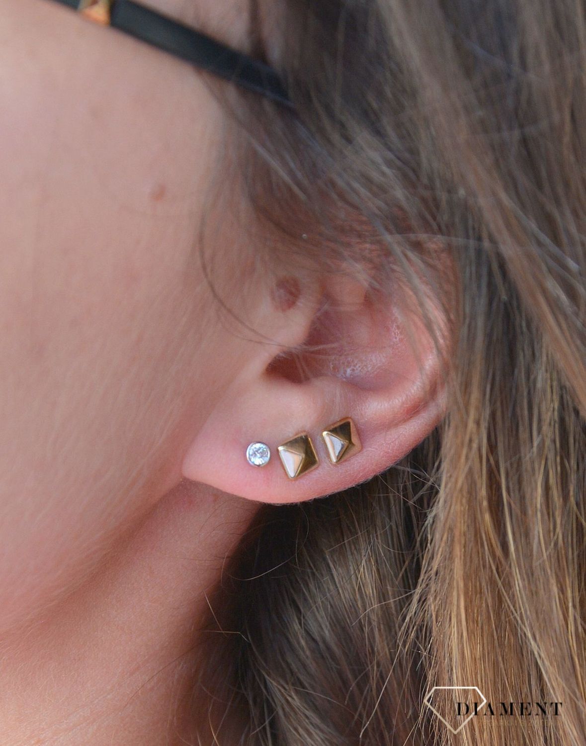 Kolczyki srebrne z cyrkonią na sztyft DIA-KLC-3073-925 Ozdobny kamień otoczony jest srebrem w gładkiej formie..jpg