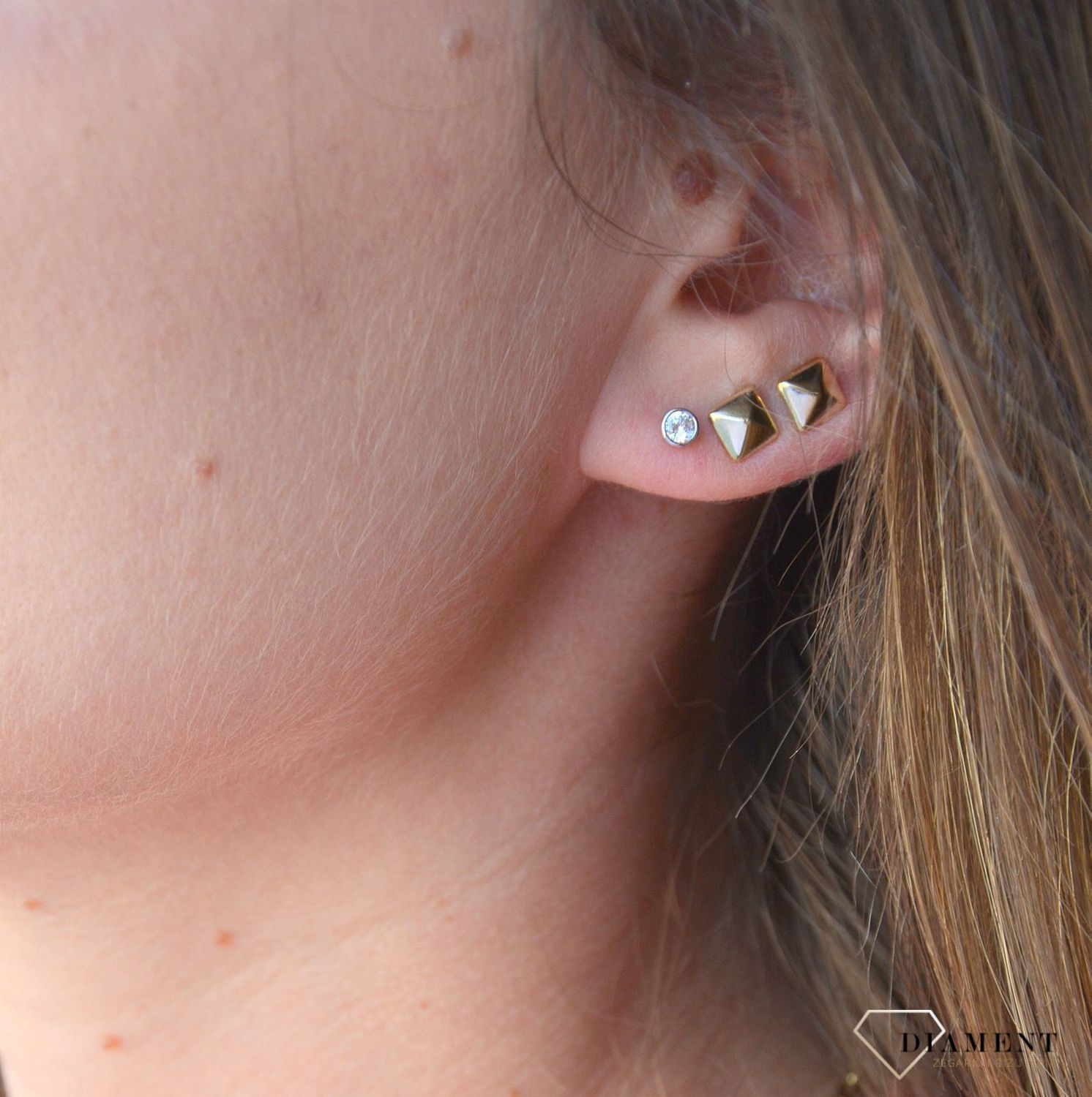 Kolczyki srebrne z cyrkonią na sztyft DIA-KLC-3073-925 Ozdobny kamień otoczony jest srebrem w gładkiej formie..jpg