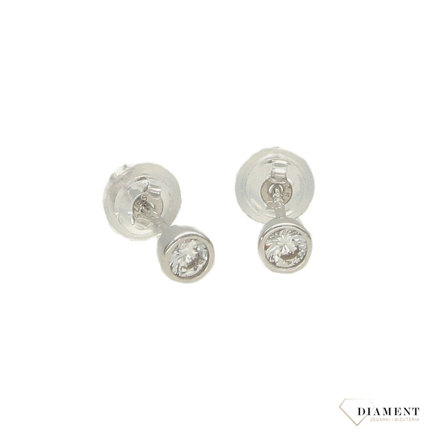 Kolczyki srebrne z cyrkonią na sztyft DIA-KLC-3073-925 Ozdobny kamień otoczony jest srebrem w gładkiej formie..jpg