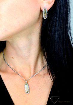Srebrne kolczyki wiszące zielone Swarovski to propozycja ponadczasowej biżuterii. Pełne kobiecego szyku kolczyki dla pań w każdym wieku. Biżuteria została wykonana z najwyższej jakości rodowanego srebra próby 925. Świetny pomysł na prezen.JPG
