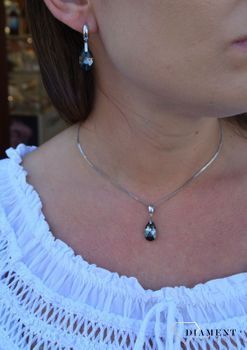 Srebrne kolczyki wiszące czarne Swarovski to propozycja ponadczasowej biżuterii. Pełne kobiecego szyku kolczyki dla pań w każdym wieku (2).JPG