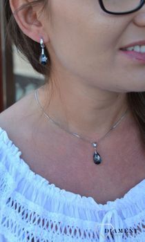 Srebrne kolczyki wiszące czarne Swarovski to propozycja ponadczasowej biżuterii. Pełne kobiecego szyku kolczyki dla pań w każdym wieku (6).JPG