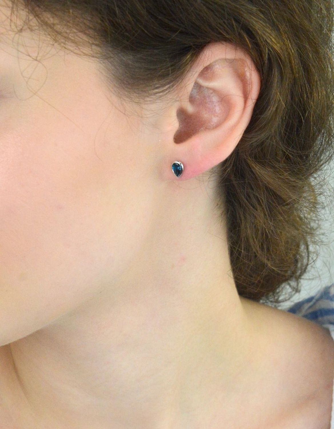 Eleganckie kolczyki srebrne 925 z brazylijskim topazem London Blue, 0,50 ct. Wymiary 5×7,5 mm, waga ok. 1,1–1,11 g, zapięcie na sztyft, certyfikat autentyczności.2.jpg