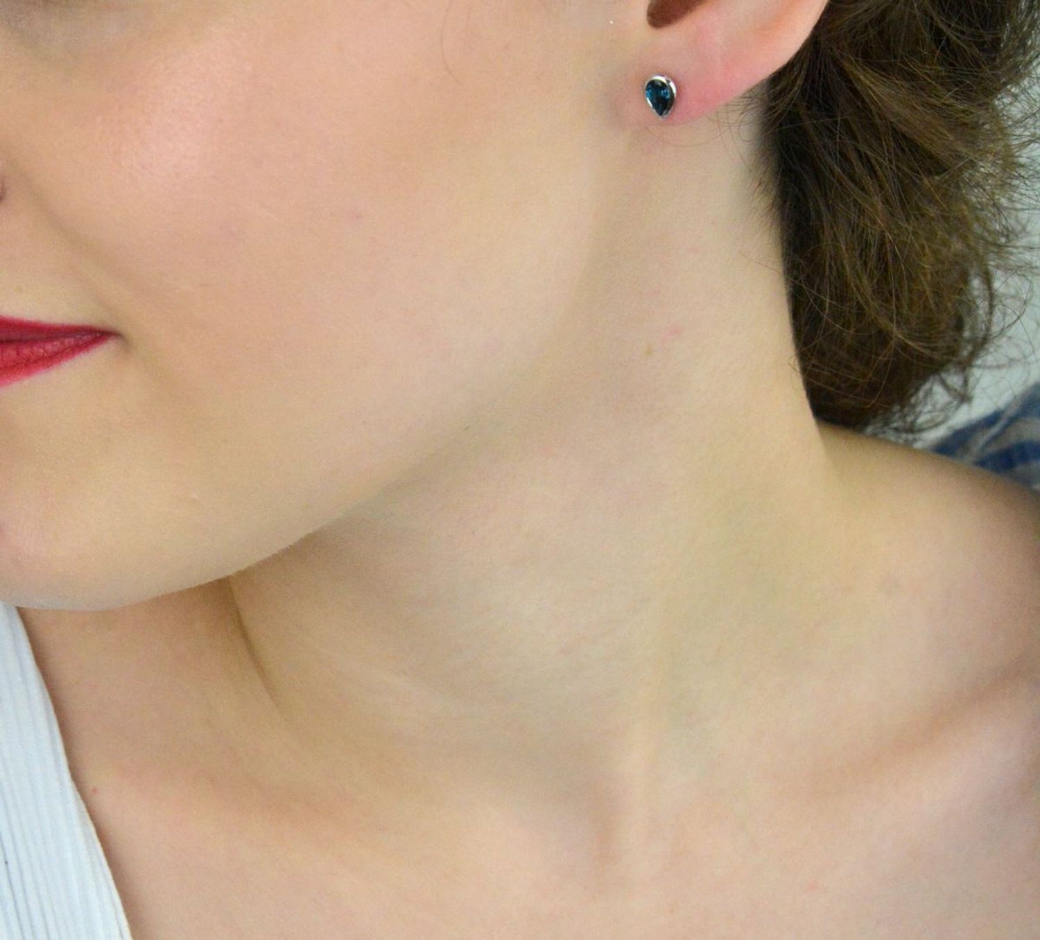 Eleganckie kolczyki srebrne 925 z brazylijskim topazem London Blue, 0,50 ct. Wymiary 5×7,5 mm, waga ok. 1,1–1,11 g, zapięcie na sztyft, certyfikat autentyczności.2.jpg