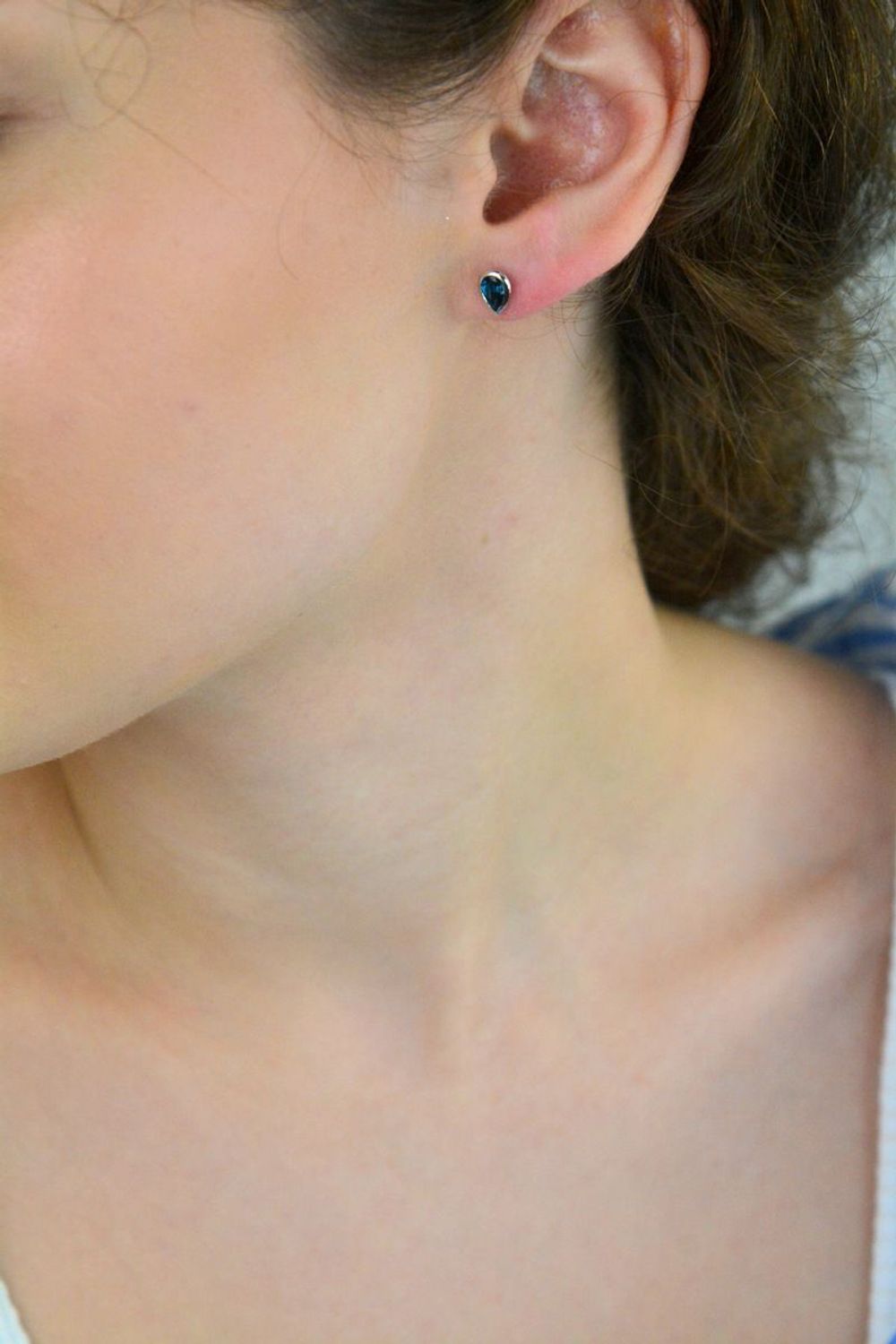 Eleganckie kolczyki srebrne 925 z brazylijskim topazem London Blue, 0,50 ct. Wymiary 5×7,5 mm, waga ok. 1,1–1,11 g, zapięcie na sztyft, certyfikat autentyczności.2.jpg