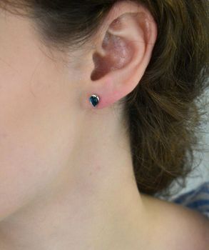 Eleganckie kolczyki srebrne 925 z brazylijskim topazem London Blue, 0,50 ct. Wymiary 5×7,5 mm, waga ok. 1,1–1,11 g, zapięcie na sztyft, certyfikat autentyczności (1).JPG