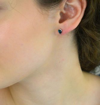 Eleganckie kolczyki srebrne 925 z brazylijskim topazem London Blue, 0,50 ct. Wymiary 5×7,5 mm, waga ok. 1,1–1,11 g, zapięcie na sztyft, certyfikat autentyczności (3).JPG