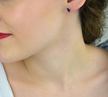 Eleganckie kolczyki srebrne 925 z brazylijskim topazem London Blue, 0,50 ct. Wymiary 5×7,5 mm, waga ok. 1,1–1,11 g, zapięcie na sztyft, certyfikat autentyczności (4).JPG