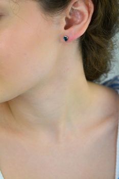 Eleganckie kolczyki srebrne 925 z brazylijskim topazem London Blue, 0,50 ct. Wymiary 5×7,5 mm, waga ok. 1,1–1,11 g, zapięcie na sztyft, certyfikat autentyczności (5).JPG