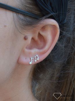 Srebrne kolczyki celebrytki w kształcie nutek DIA-KLC-3515-925. Srebrne kolczyki nutki przy uchu (1).JPG