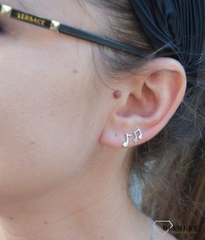Srebrne kolczyki celebrytki w kształcie nutek DIA-KLC-3515-925. Srebrne kolczyki nutki przy uchu (2).JPG