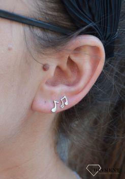 Srebrne kolczyki celebrytki w kształcie nutek DIA-KLC-3515-925. Srebrne kolczyki nutki przy uchu (3).JPG