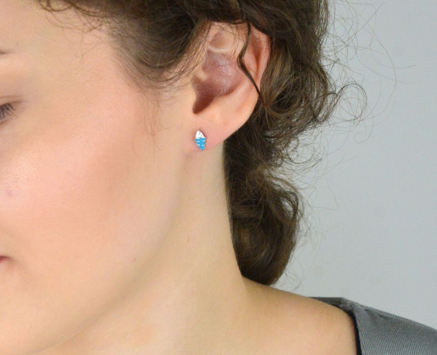 Urocze srebrne kolczyki dla dziewczynki w kształcie kolorowych lodów. Ozdobione cyrkonią i niebieską emalią. Idealny pomysł na prezent – modne, bezpieczne i wyjątkowe.1.jpg