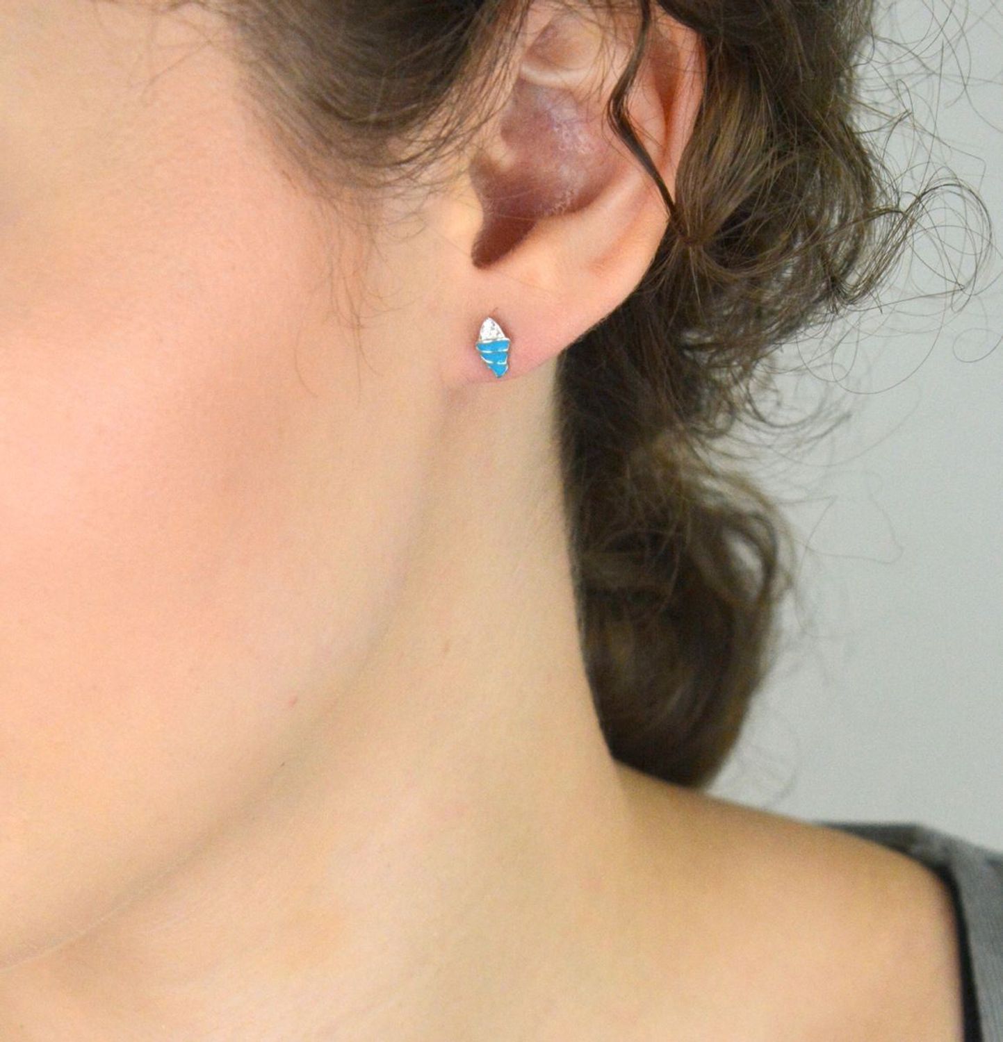 Urocze srebrne kolczyki dla dziewczynki w kształcie kolorowych lodów. Ozdobione cyrkonią i niebieską emalią. Idealny pomysł na prezent – modne, bezpieczne i wyjątkowe.1.jpg