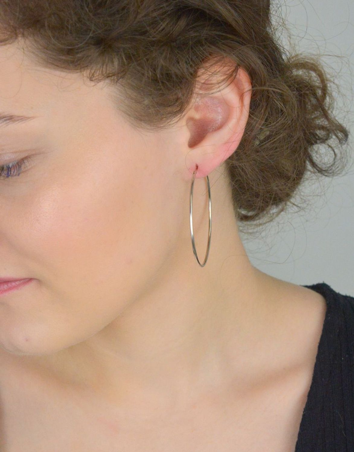 Kolczyki kółka srebrne 5cm 925 DIA-KLC-3526-925 Kolczyki srebrne damskie koła 5 cm  ✅ Kolczyki srebrne koła o średnicy 5 cm. ✅ Klasyczne kolczyki pasujące do każdej stylizacji. ✅ 1.jpg